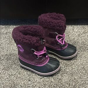 Sorel little Girl’s toddler magenta and Black Winter Boots 8
